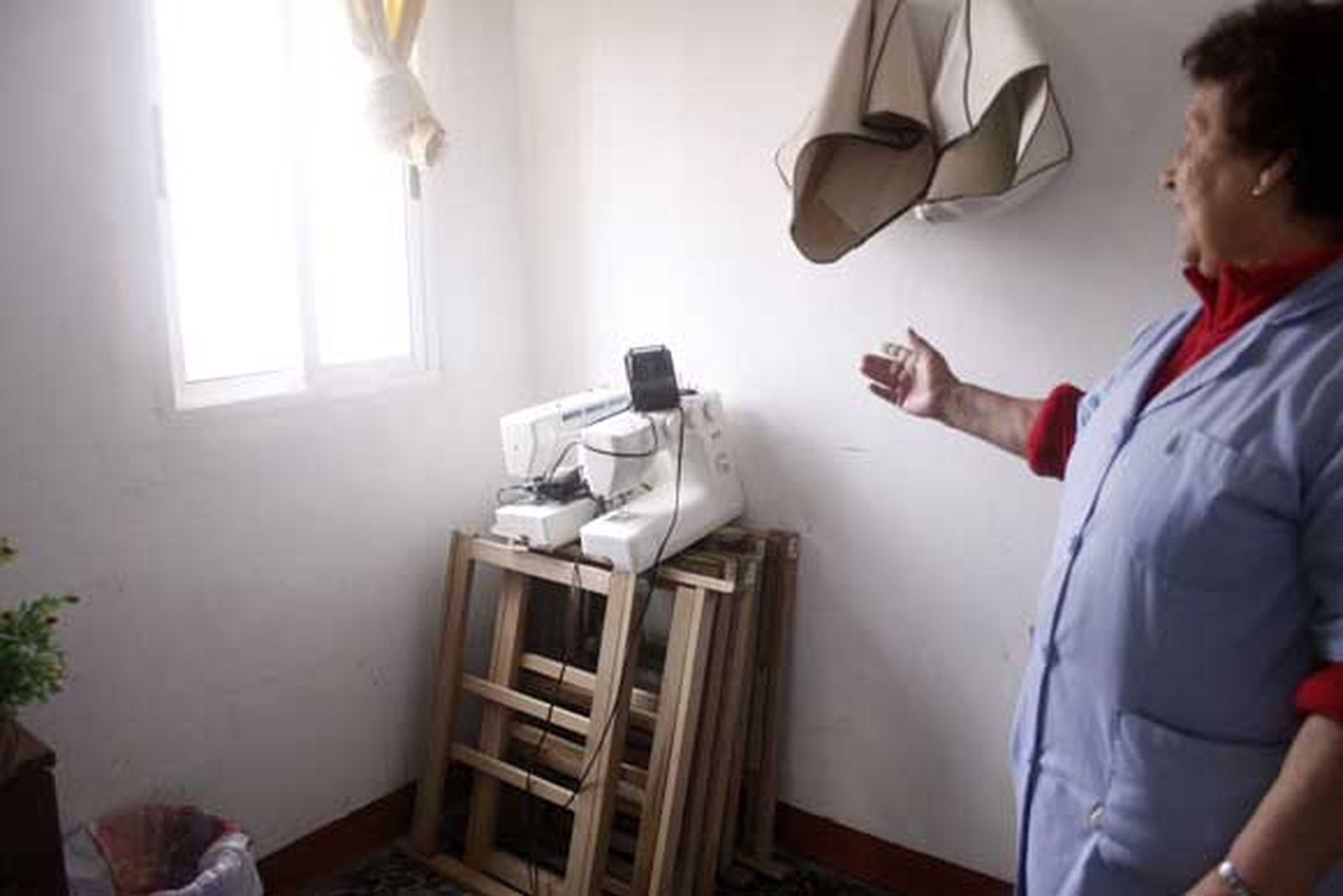 La iglesia está en la fase de recuperación y de valoración de daños. El padre Llanes explica la homilía a viva voz porque los altavoces no funcionan tras la riada./Fotos:Vanessa Pérez

Foto: Vanessa Perez