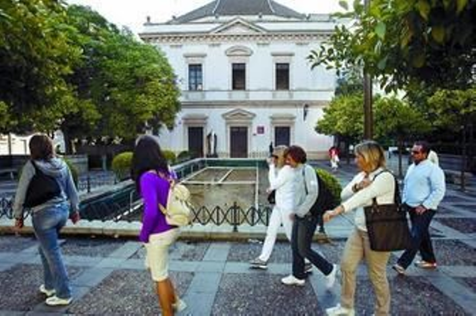 Fachada principal de San Hermenegildo, que tendrá que restaurarse junto a la cúpula.