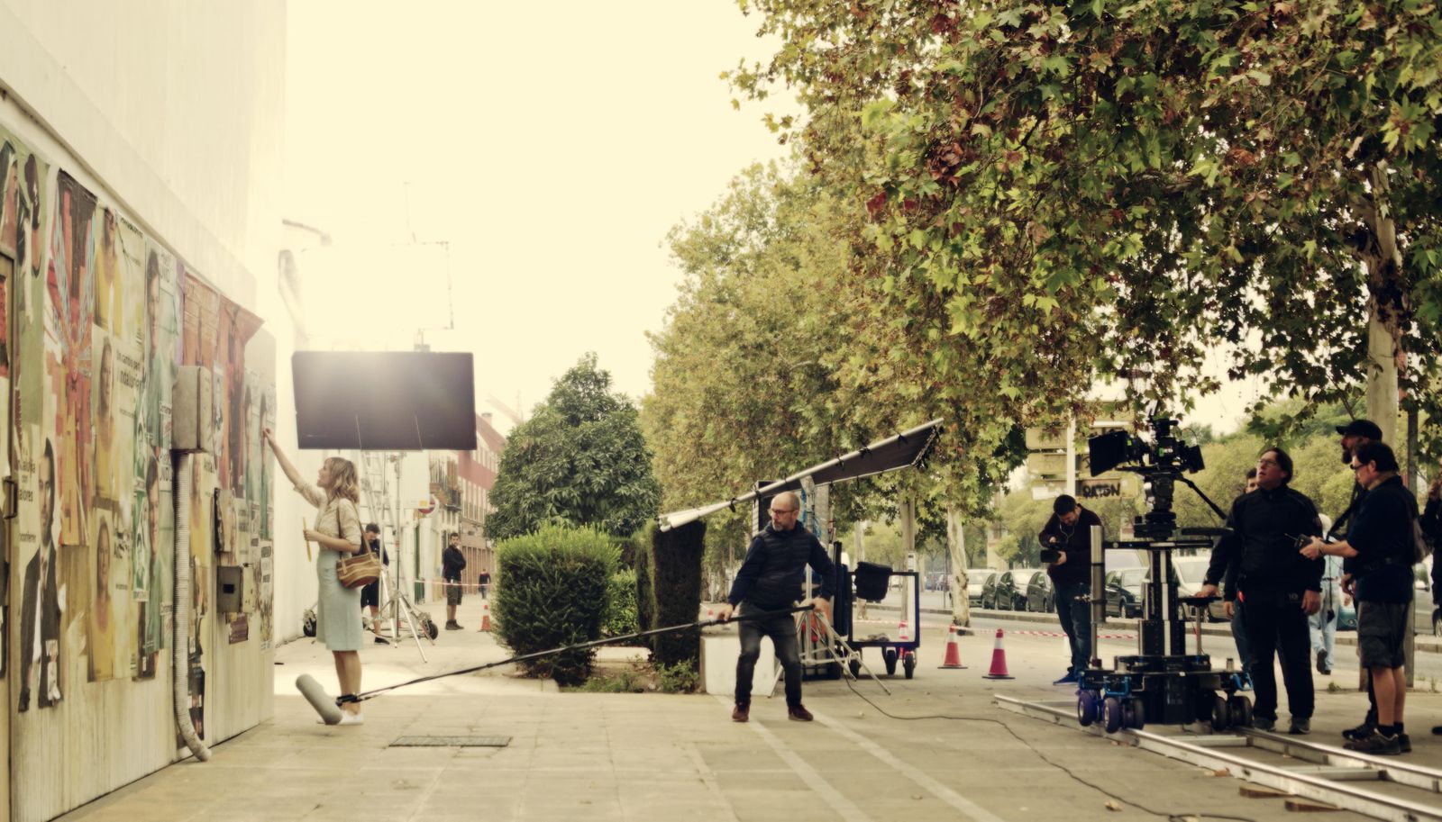 El director Jota Linares, con Natalia de Molina. Abajo, un momento del rodaje en Sevilla.