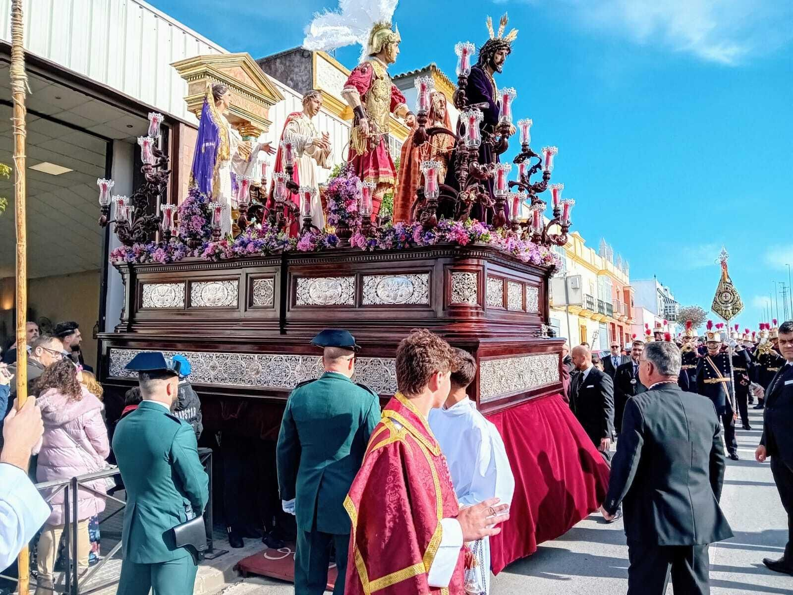 Las imágenes del Martes Santo en Chiclana 2024: El Amor y Afligidos