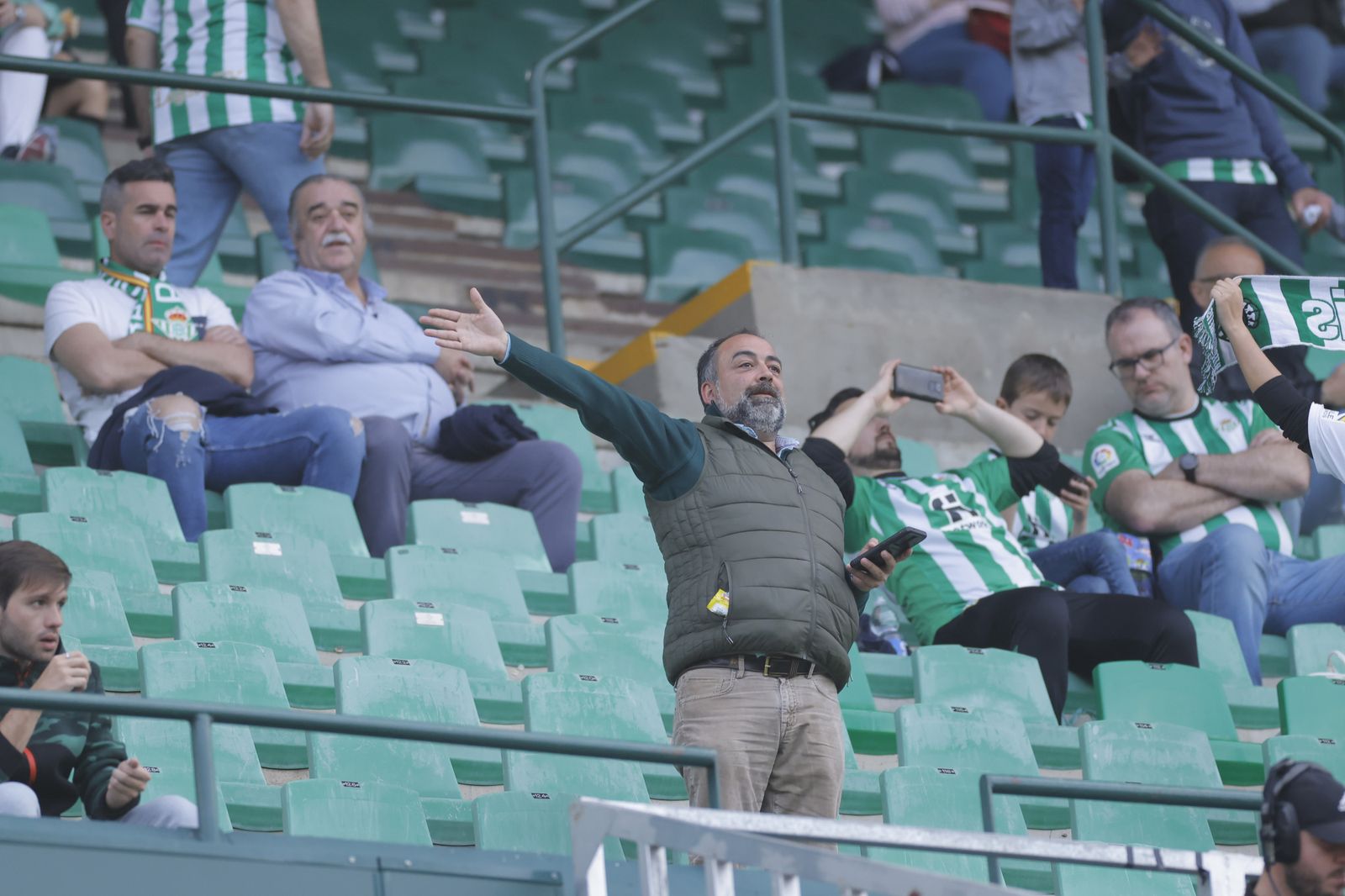 Búscate en las fotos del Betis-Manchester