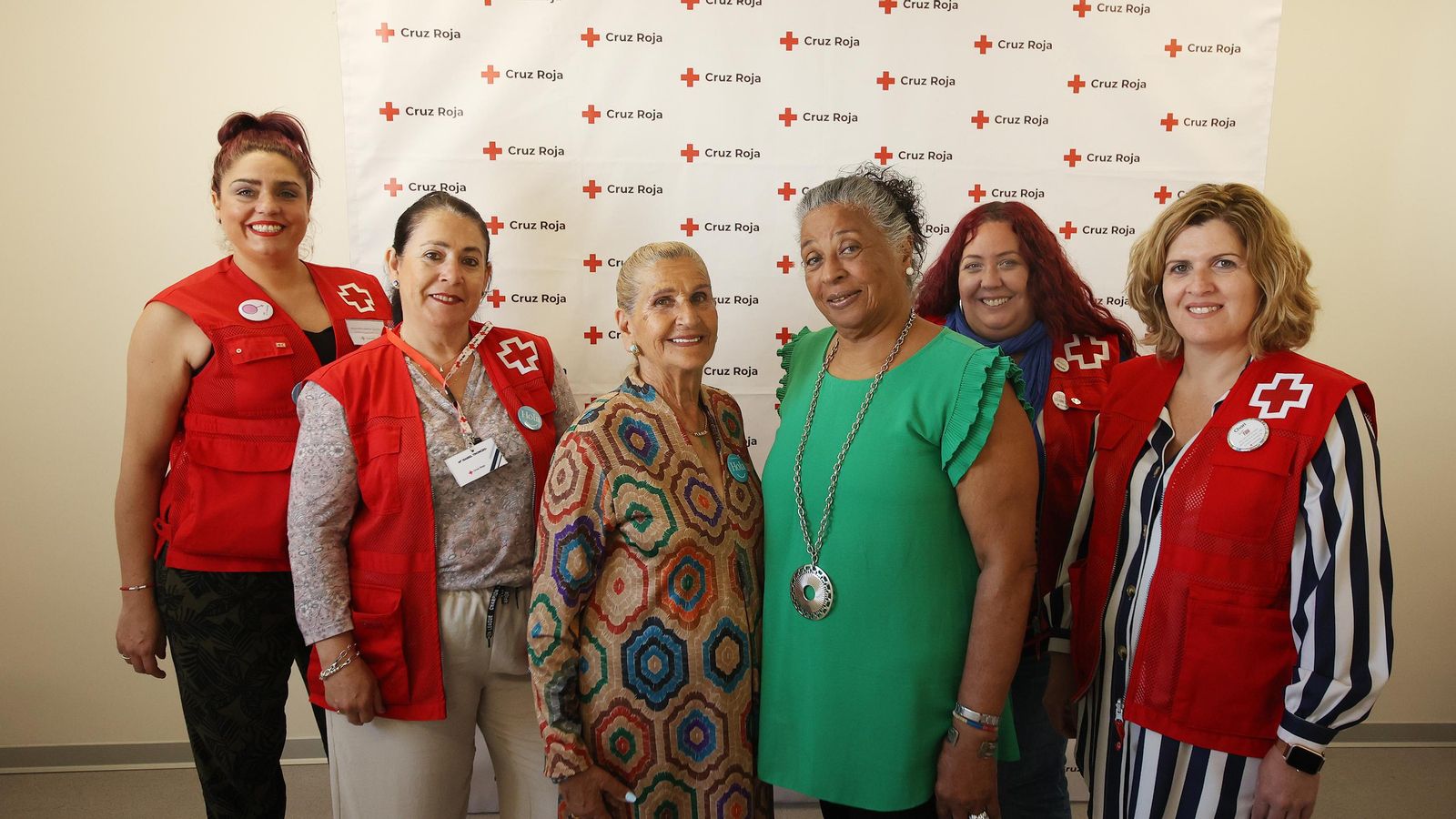 La ‘familia’ de la Cruz Roja en Jerez que atienden los programas destinados a los mayores y a las cuidadoras y cuidadores de dependientes posa con dos usuarias, Margarita y María.