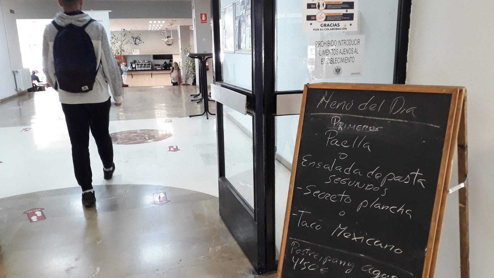 Acceso a la cafetería de Ciencias.