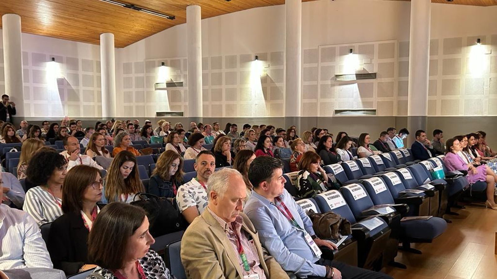 Es espacio escénico de la Escuela Municipal de Música y Arte de la ciudad lleno de asistentes