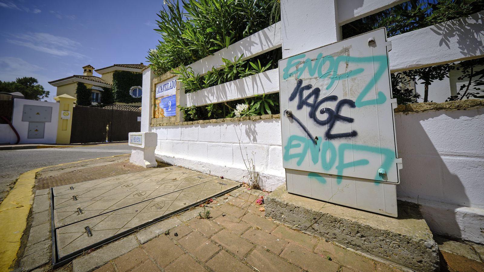 Pintadas en un armario de telefonía.