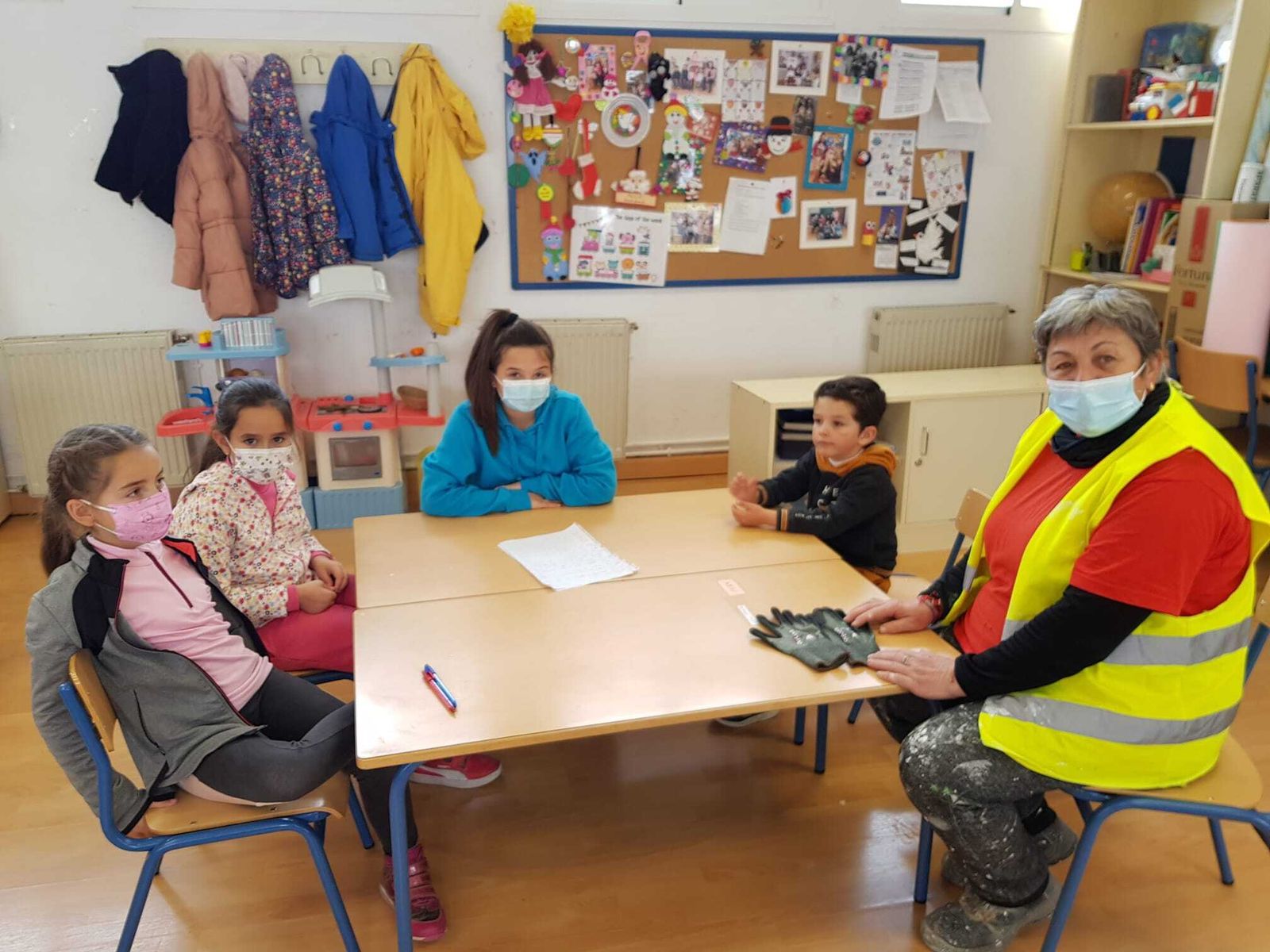Los alumnos del colegio de Bacares entrevistan a una mujer que trabaja como albañil, Consuelo Medina Fernández