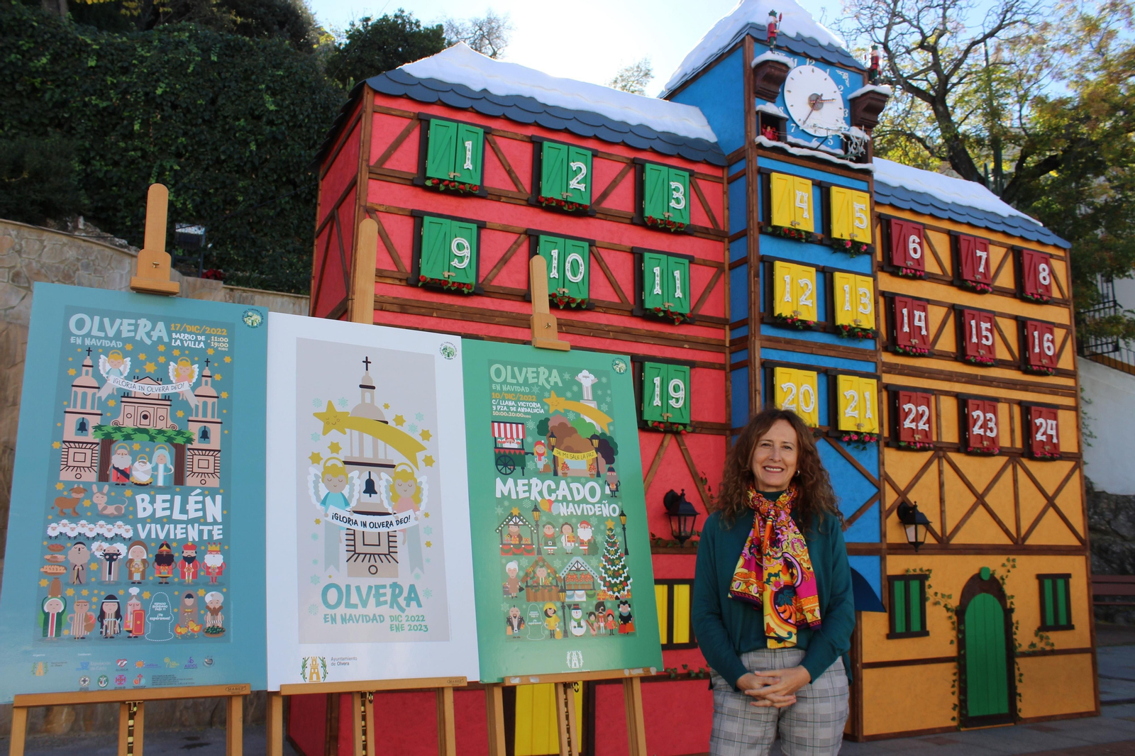 La alcaldesa Remedios Palma, con el gran calendario.