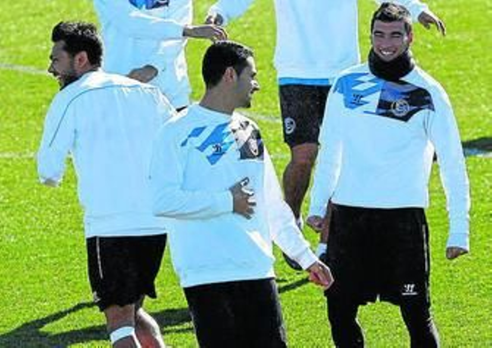 Vitolo bromea con Reyes en un entrenamiento.