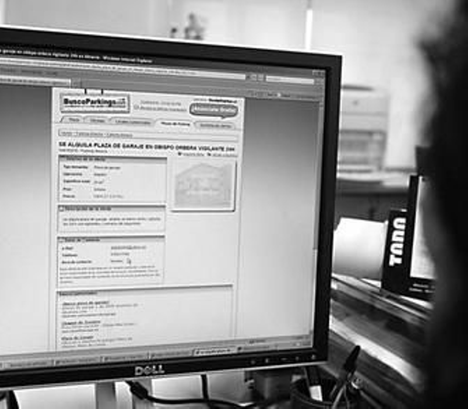 Algunos de los anuncios de alquiler privado de plazas de garaje en aparcamientos públicos.