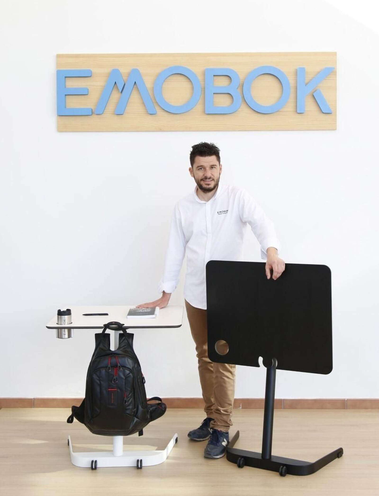 Víctor Zayas, de Andaluza de Oficinas, con la mesa individual y plegable que han sacado al mercado para adaptarse a las nuevas exigencias por la pandemia.