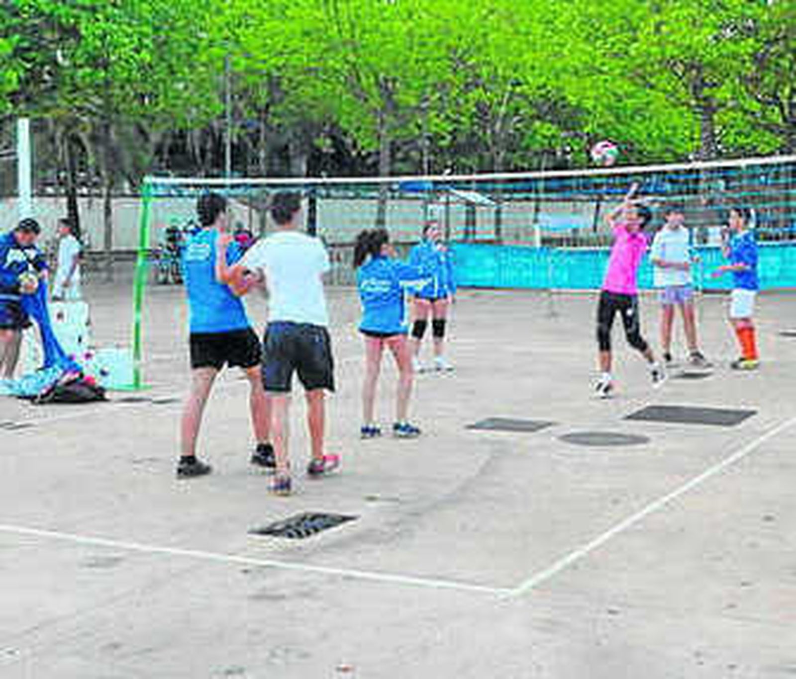 Chicos jugando al voley en Aracena.