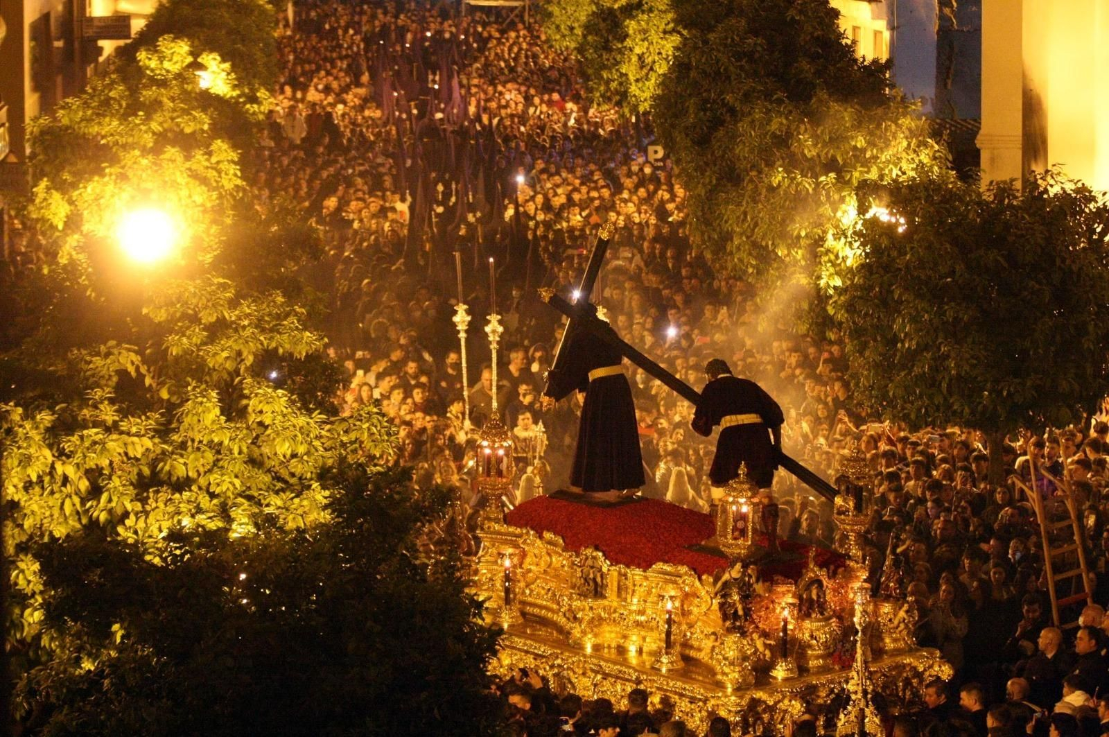 Imágenes del Nazareno recorriendo las calles de Huelva en la Semana Santa 2022.