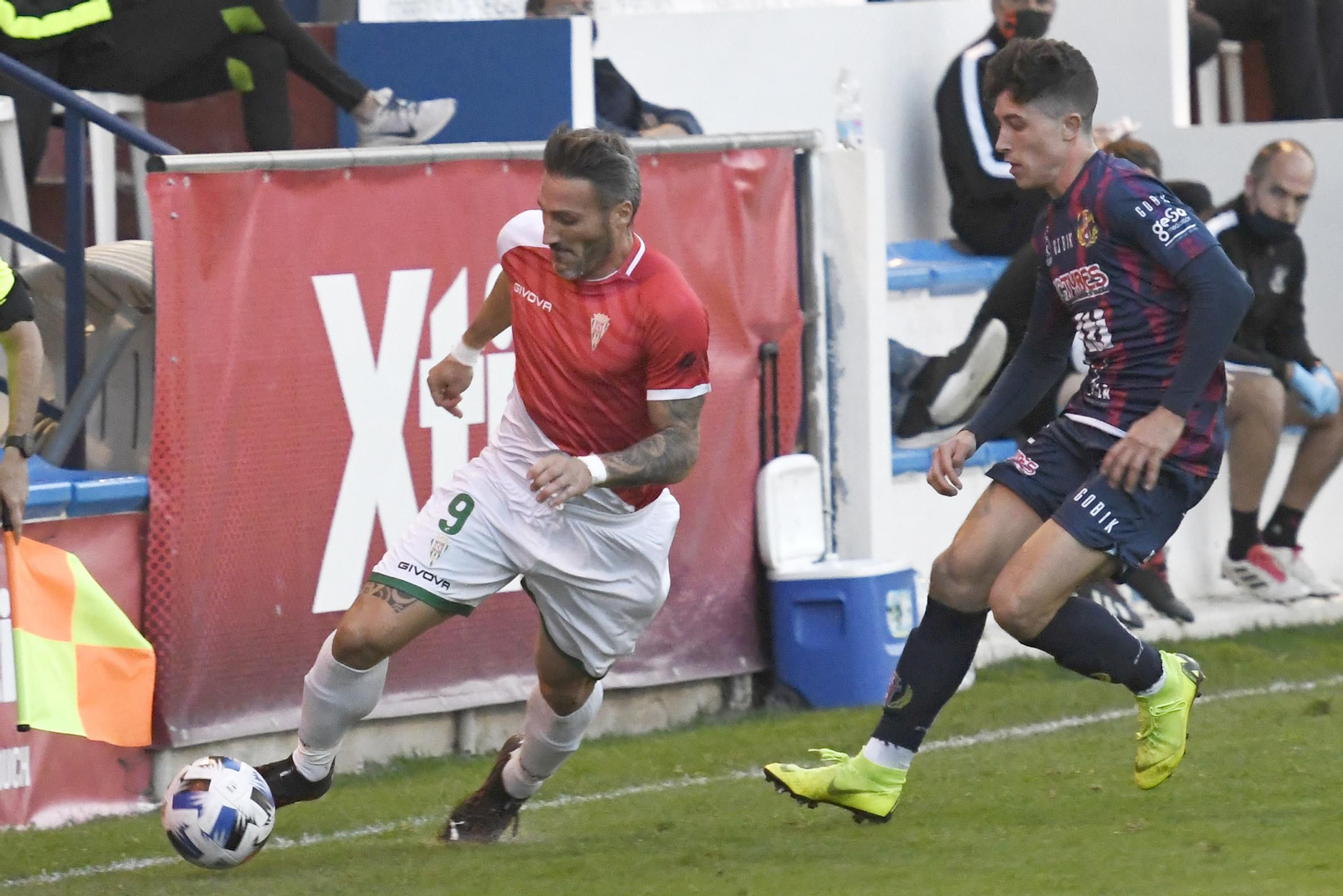 Piovaccari intenta superar a un jugador del Yeclano durante la visita a La Constitución.