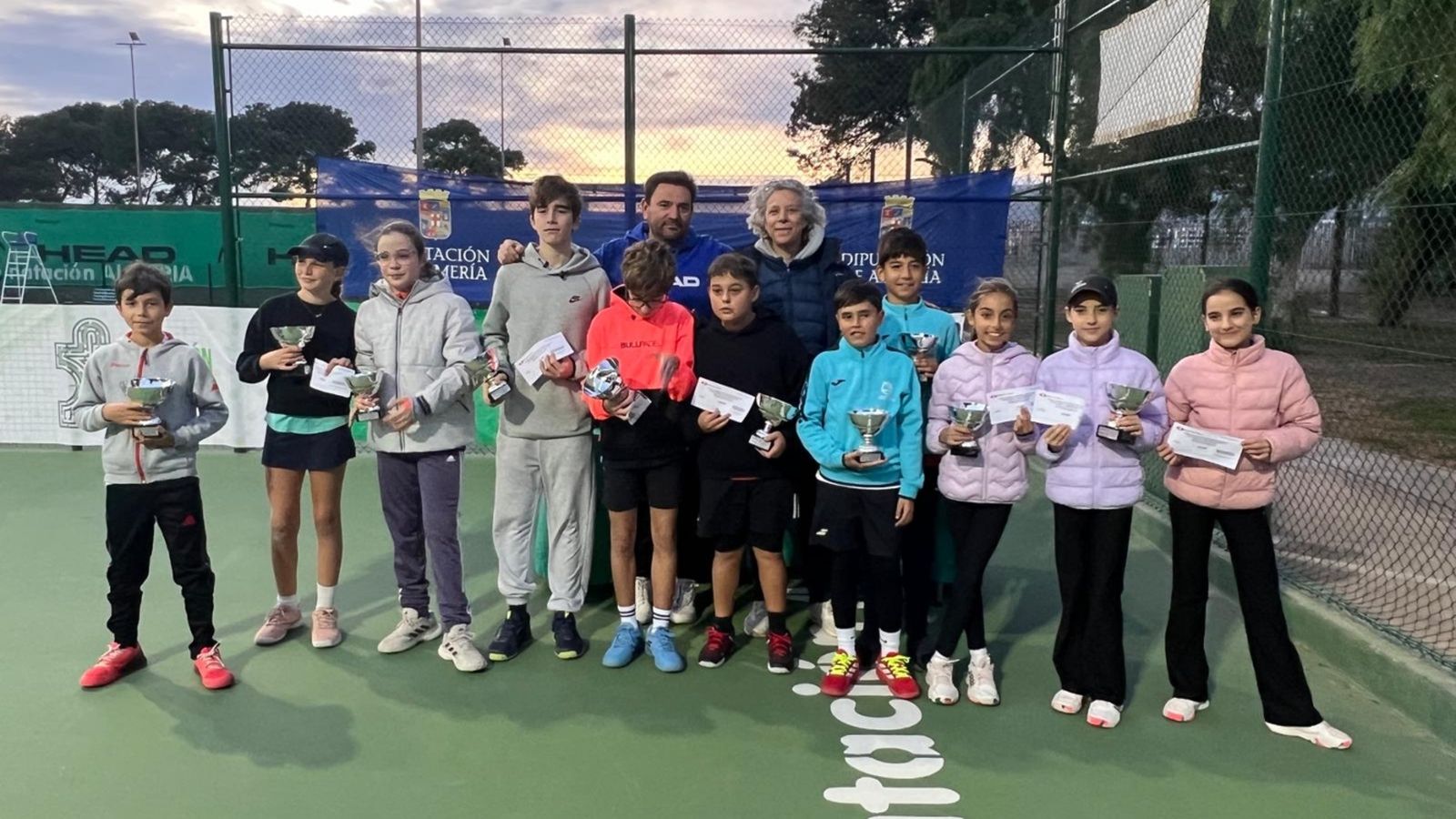 Foto de familia en la prueba que cerró el año en el tenis base provincial.