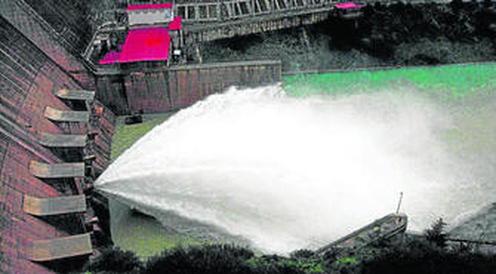 Dos pantanos sueltan más agua de la necesaria para riego por "seguridad"