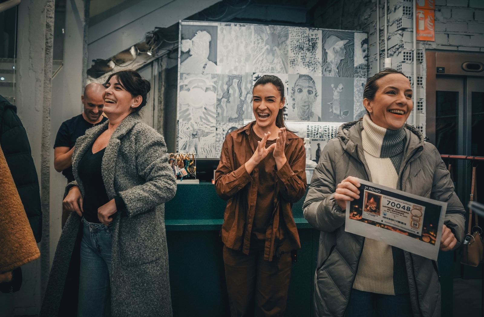 Empleadas de Bimba y Lola, en O'Donell, celebran el segundo premio de la Lotería.