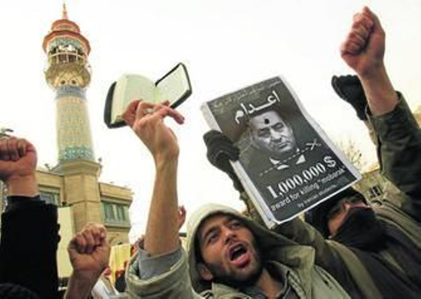 Decenas de iraníes se manifestaban el viernes tras el rezo de las mezquitas en apoyo a los detractores de Mubarak.