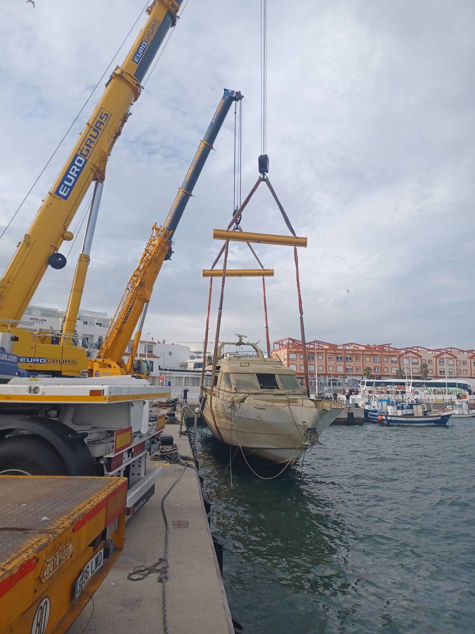 Los dos grúas enormes que han reflotado el yate en Tarifa.