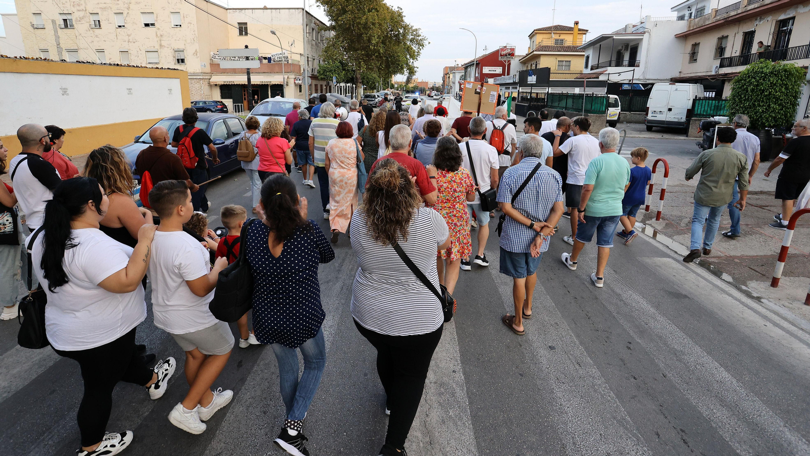 Manifestación de los vecinos de La Asunción de Jerez por los retrasos de la rehabilitación de sus bloques