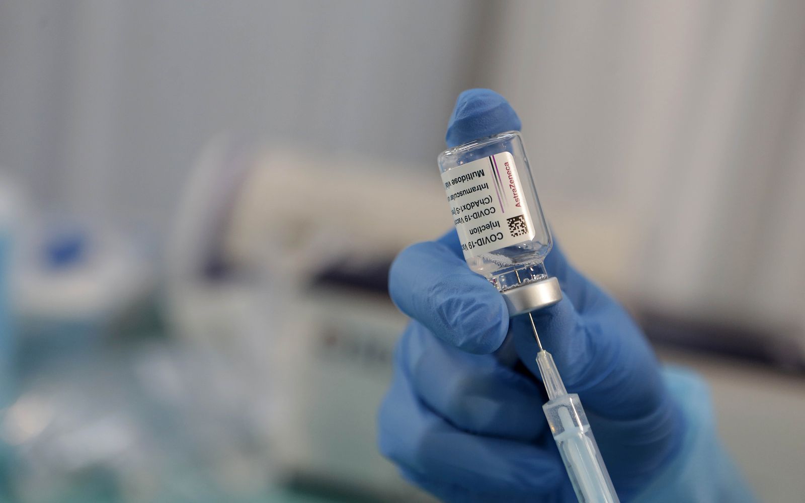 Vacunación de profesores en el pabellón deportivo del SADUS