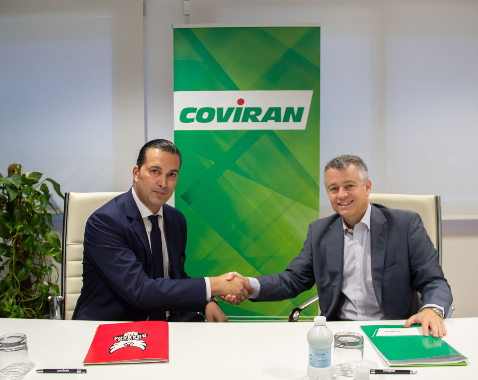 Óscar Fernández-Arenas (Fundación CB Granada) y Daniel Gómez (Covirán), ratifican su apoyo mutuo.