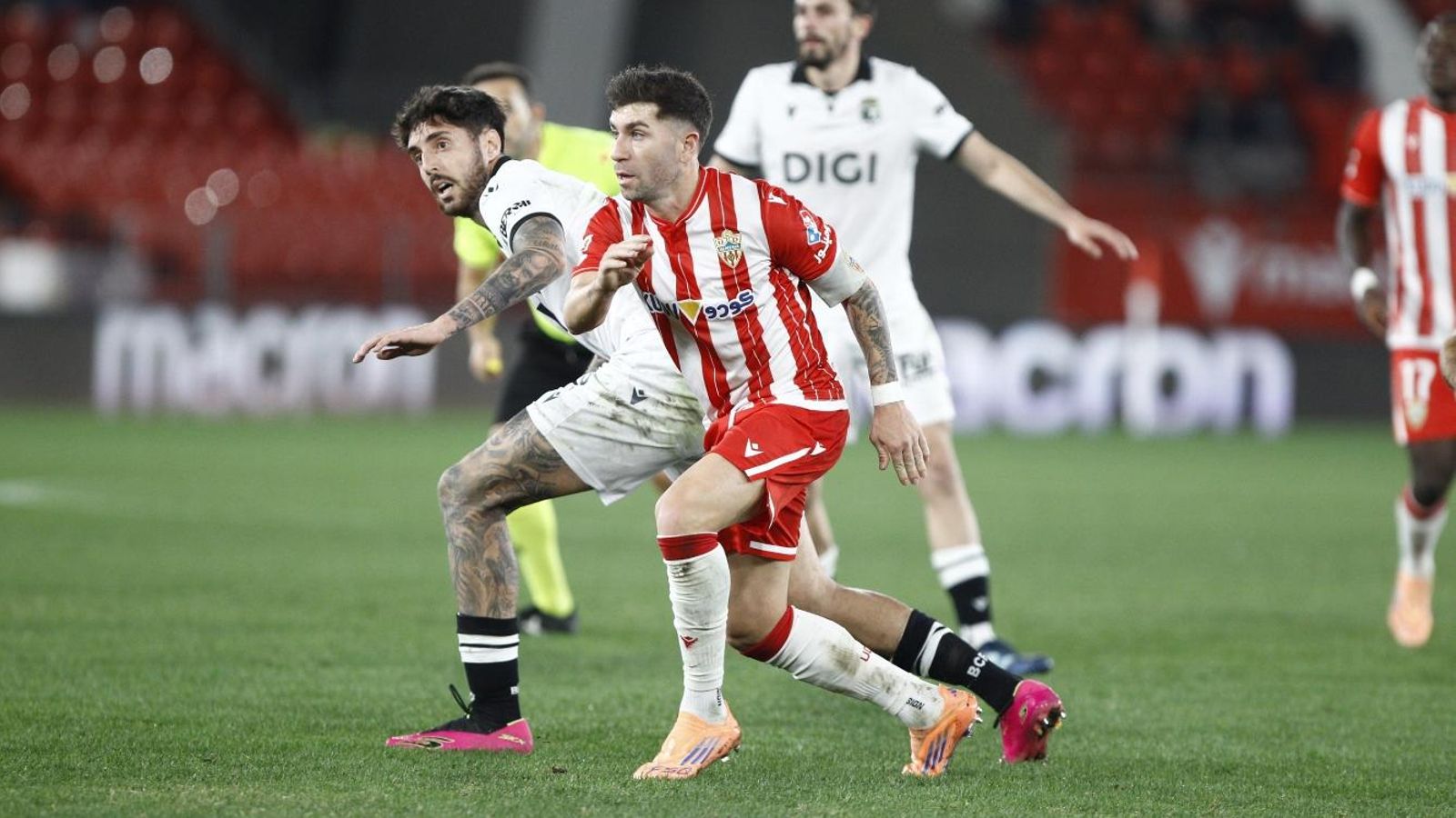 Adrián Embarba pugna con Fer Niño en el último duelo de los rojiblancos ante el Burgos.