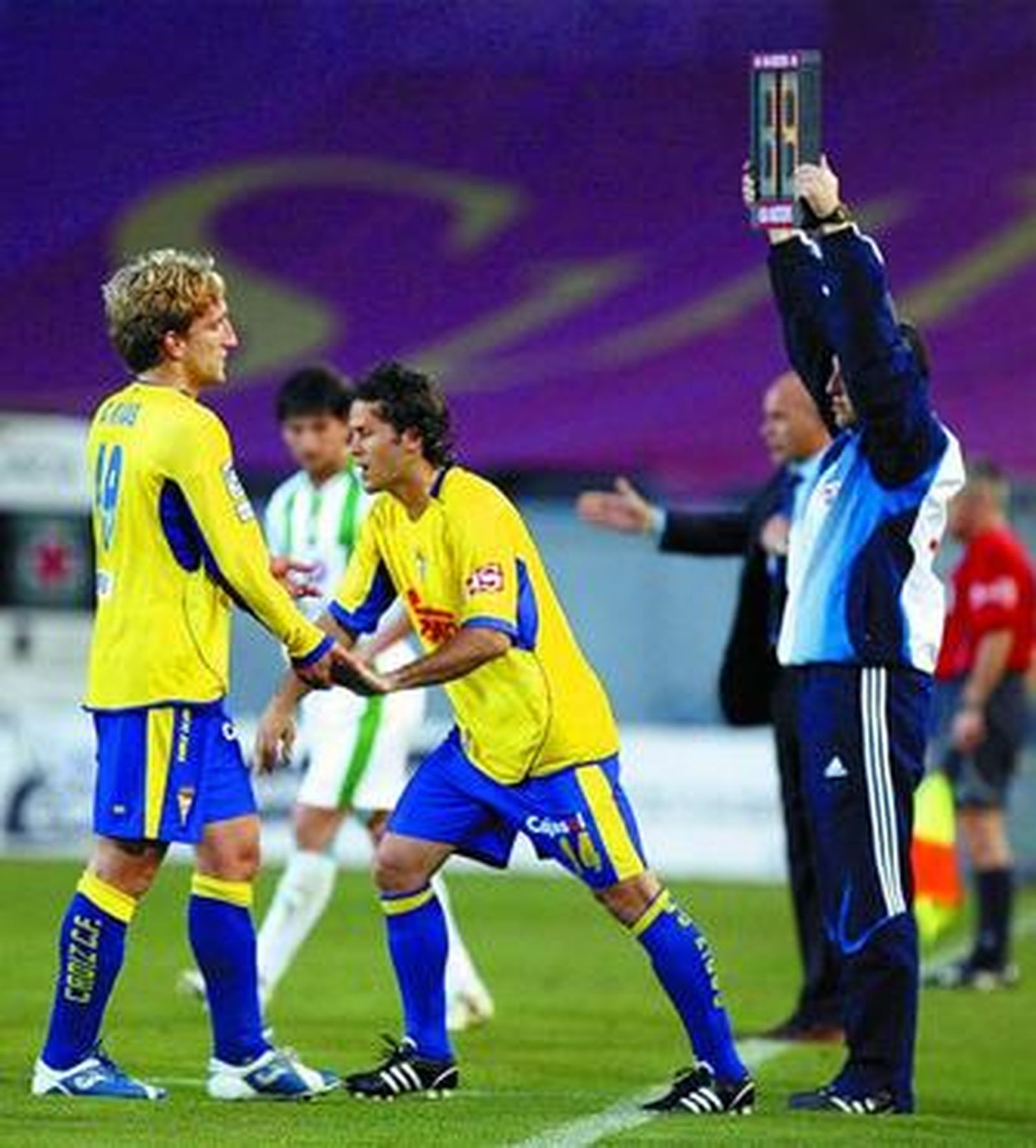 Diego Rivas se retira en Córdoba y es sustituido por Parri.