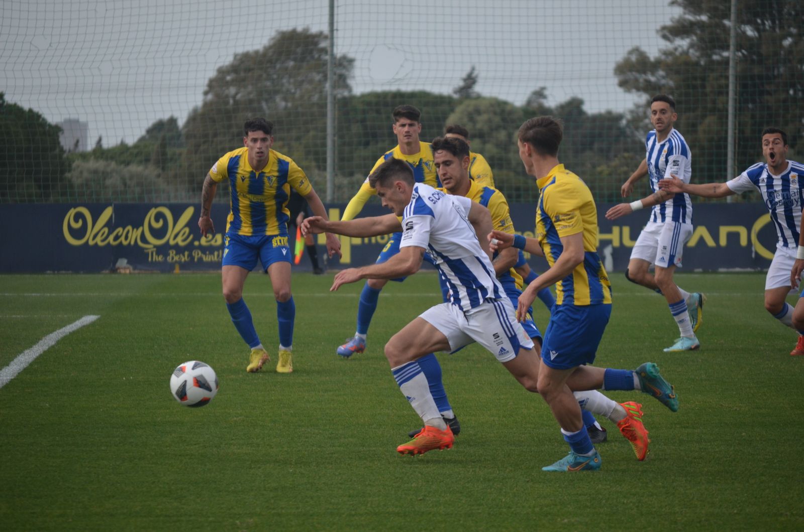 Sergio Chinchilla pelea por el balón ante el Cádiz Mirandila.