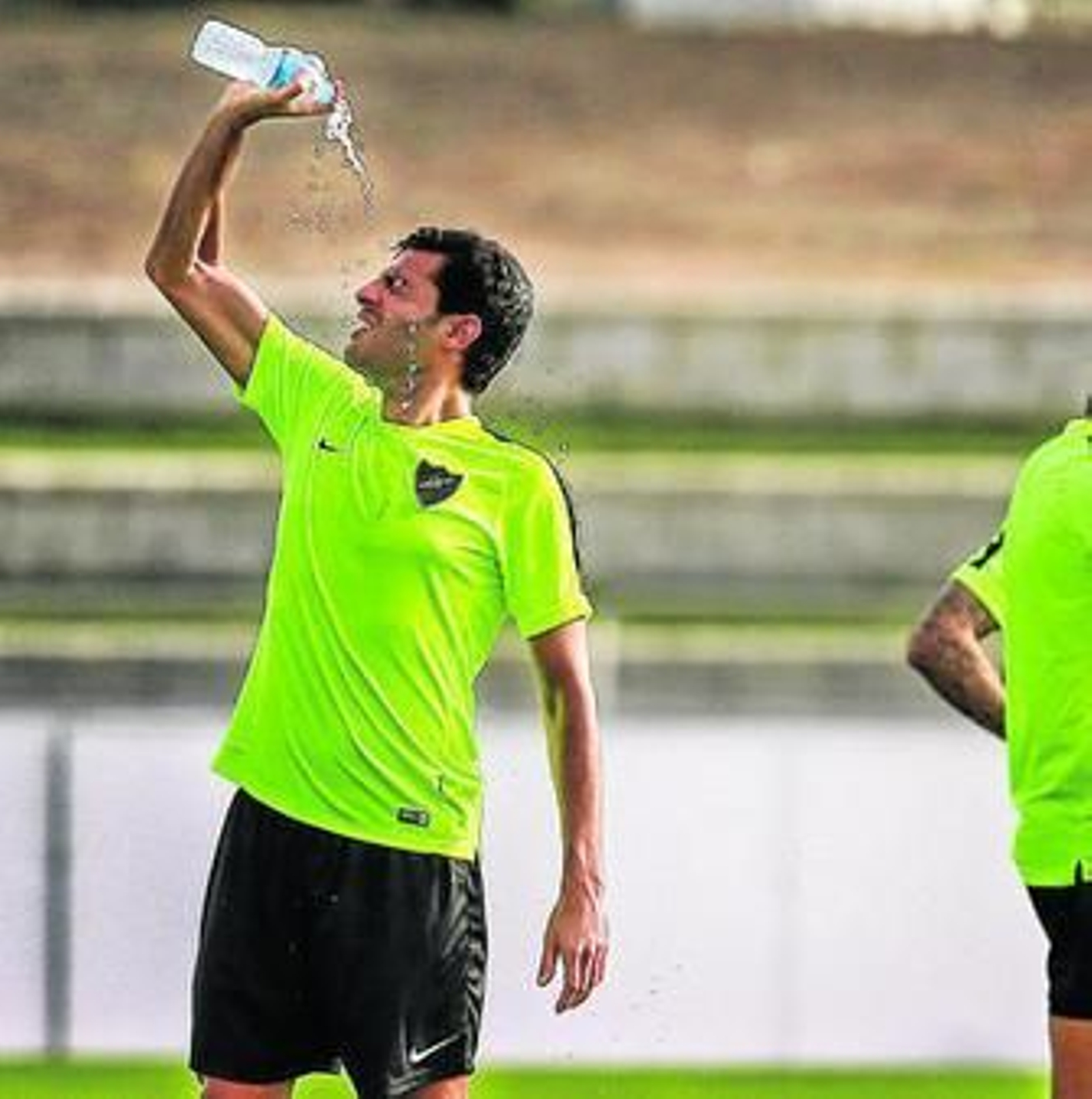 Miguel Torres se refresca en el entrenamiento de ayer.