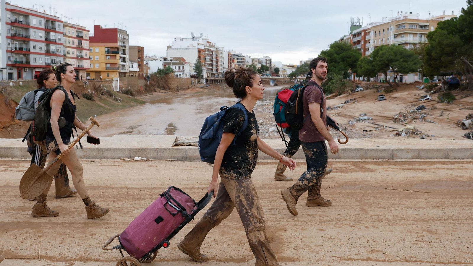 Varias personas ayudan a las labores de limpieza y rescate este jueves en Paiporta (Valencia).