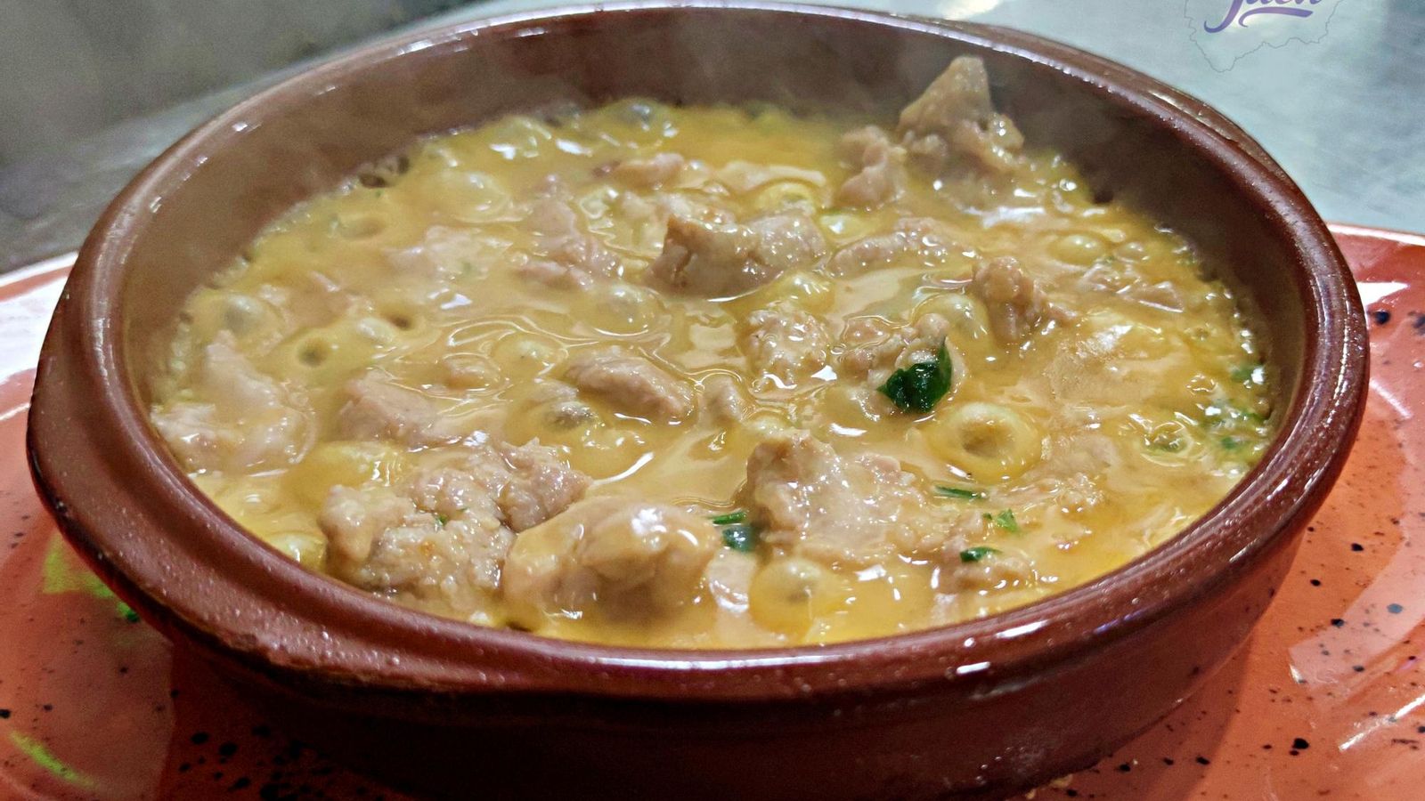 Plato de café bar Vicente, en Jaén.