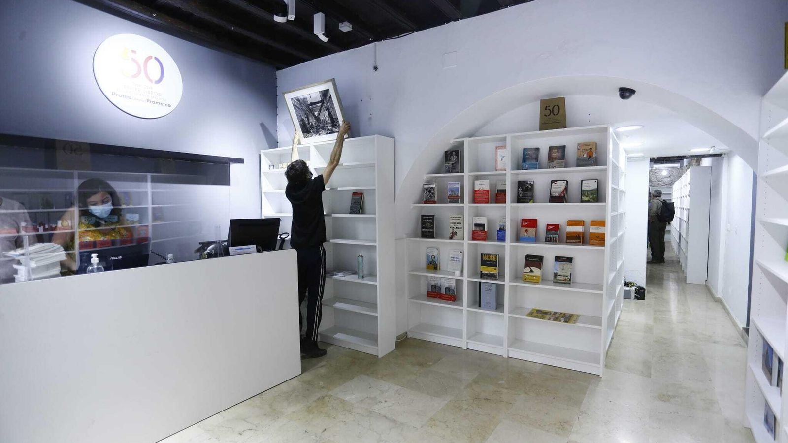 Últimos detalles en el nuevo establecimiento.