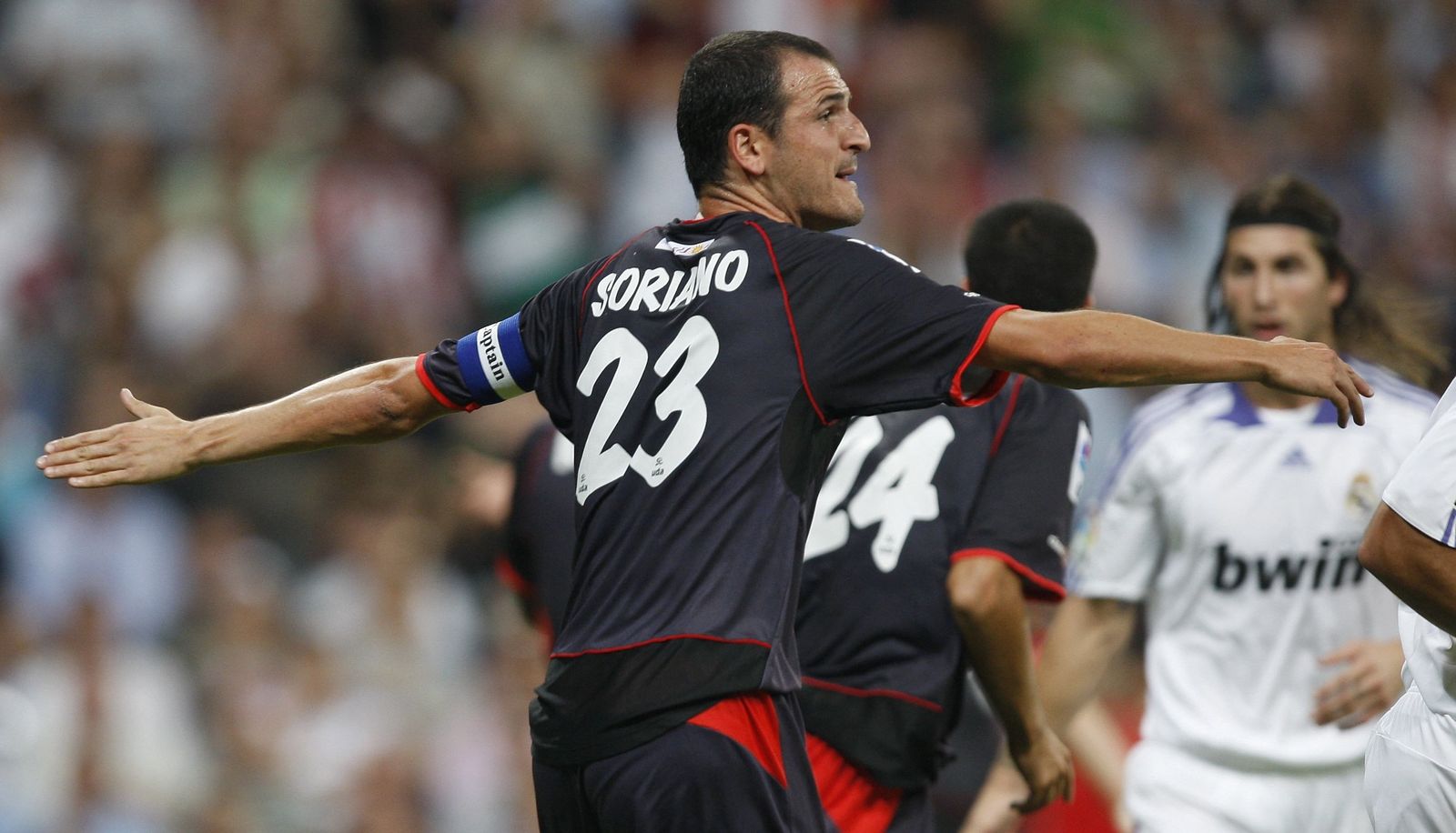 Soriano, con 27 años y ese brazalete de 'captain', en el primer partido del Almería en Madrid en Primera División