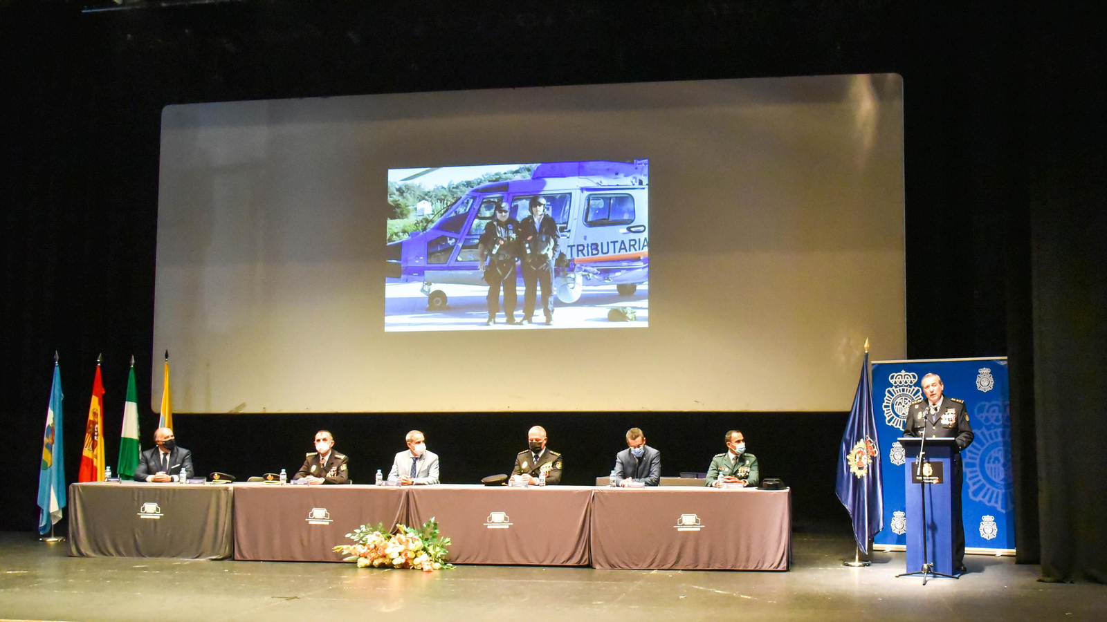 Las fotos de la entrega de medallas por el Dia de la Policía Nacional