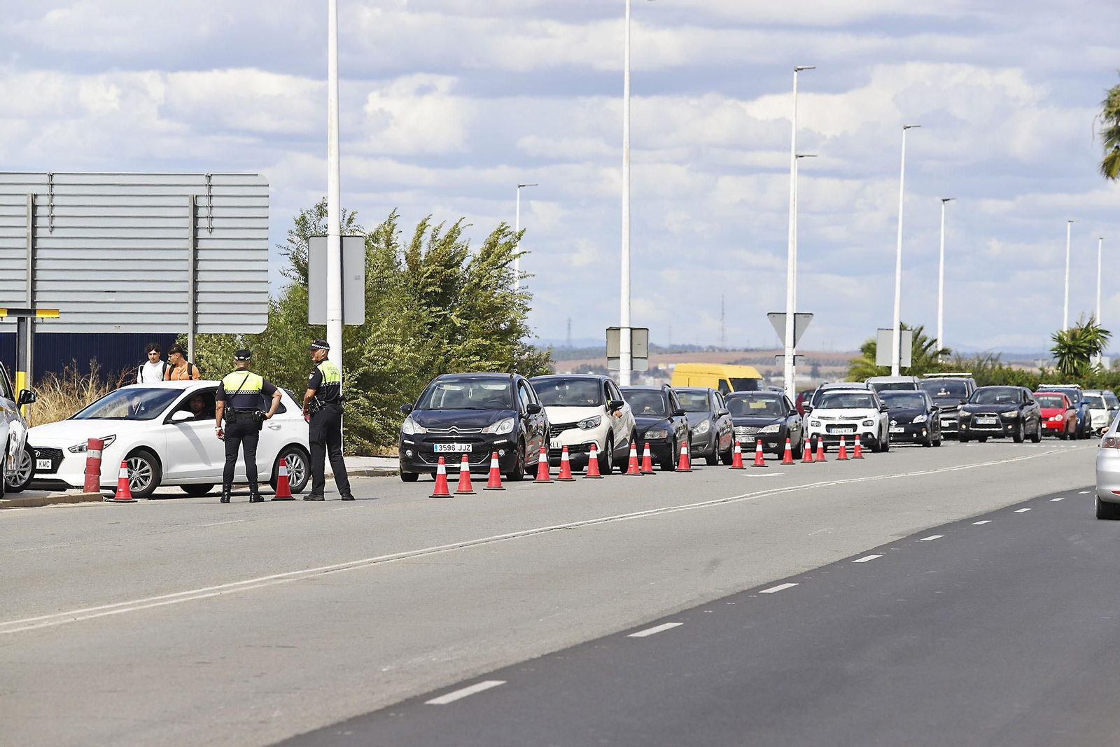 Retenciones y atascos ocasionados por el inicio de las obras del puente del Odiel