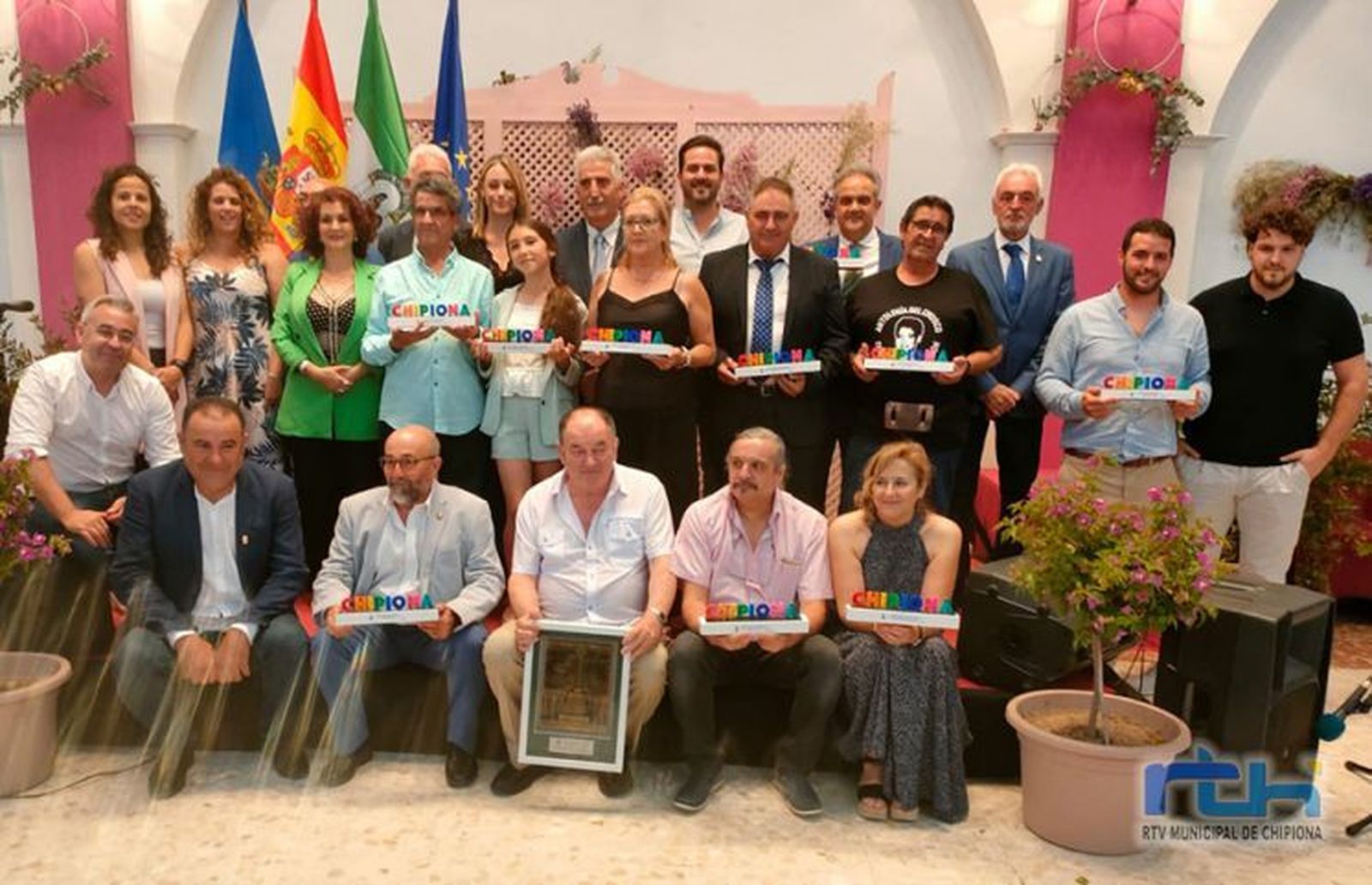 Autoridades y galardonados en el acto de entrega de los Premios 'Ciudad de Chipiona 2022'.