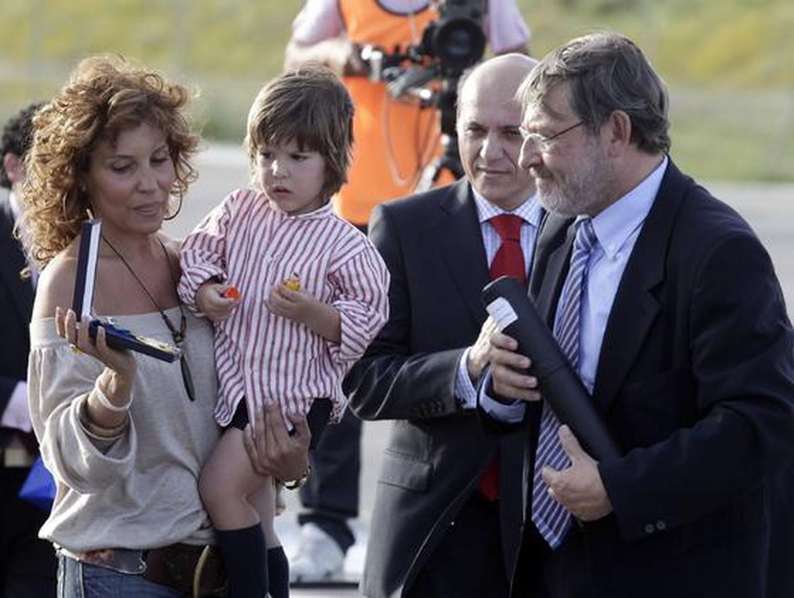 La mujer de Antonio Puerta recibe una placa conmemorativa.

Foto: Antonio Pizarro