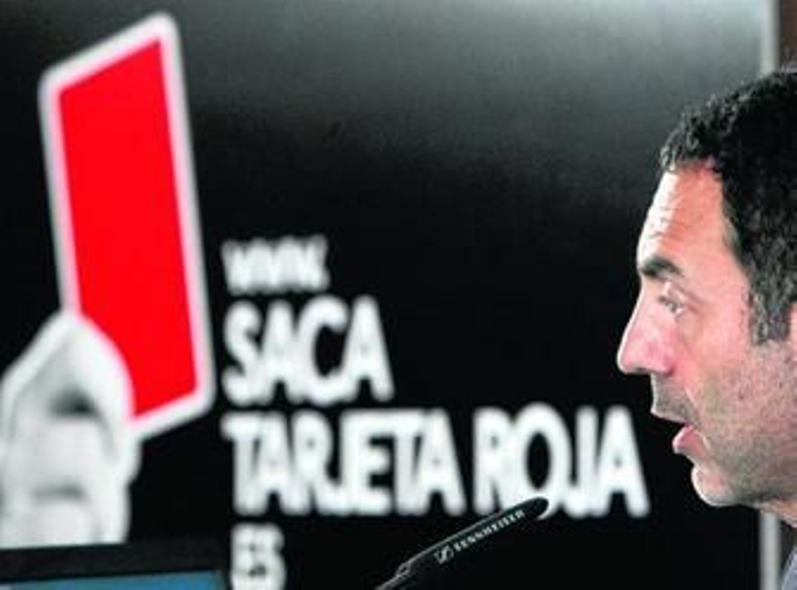 El delegado para la violencia de Género, Miguel Lorente, junto a un cartel con una campaña contra los malos tratos.