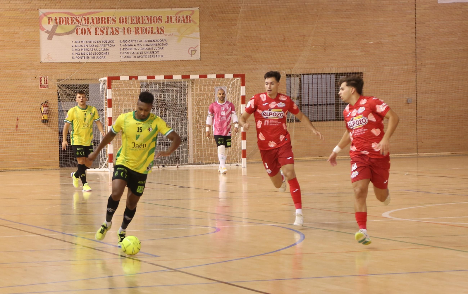 Renato, en una acción ofensiva en el duelo ante ElPozo Murcia.