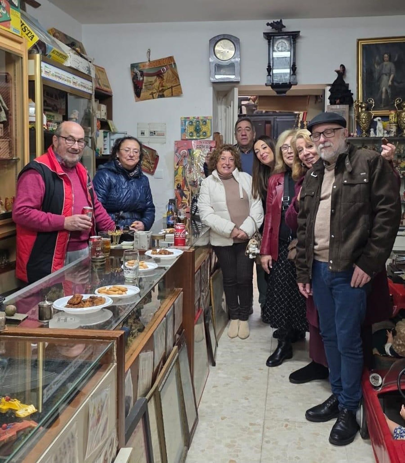 Pepe Jiménez, Toñi del Castillo, Rosa Fernández, Pedro Macías, Oliva Mera, Lucía Bolea, Carmen Marcos y Jesús Landroguez durante la visita a la colección de juguetes antiguos.
