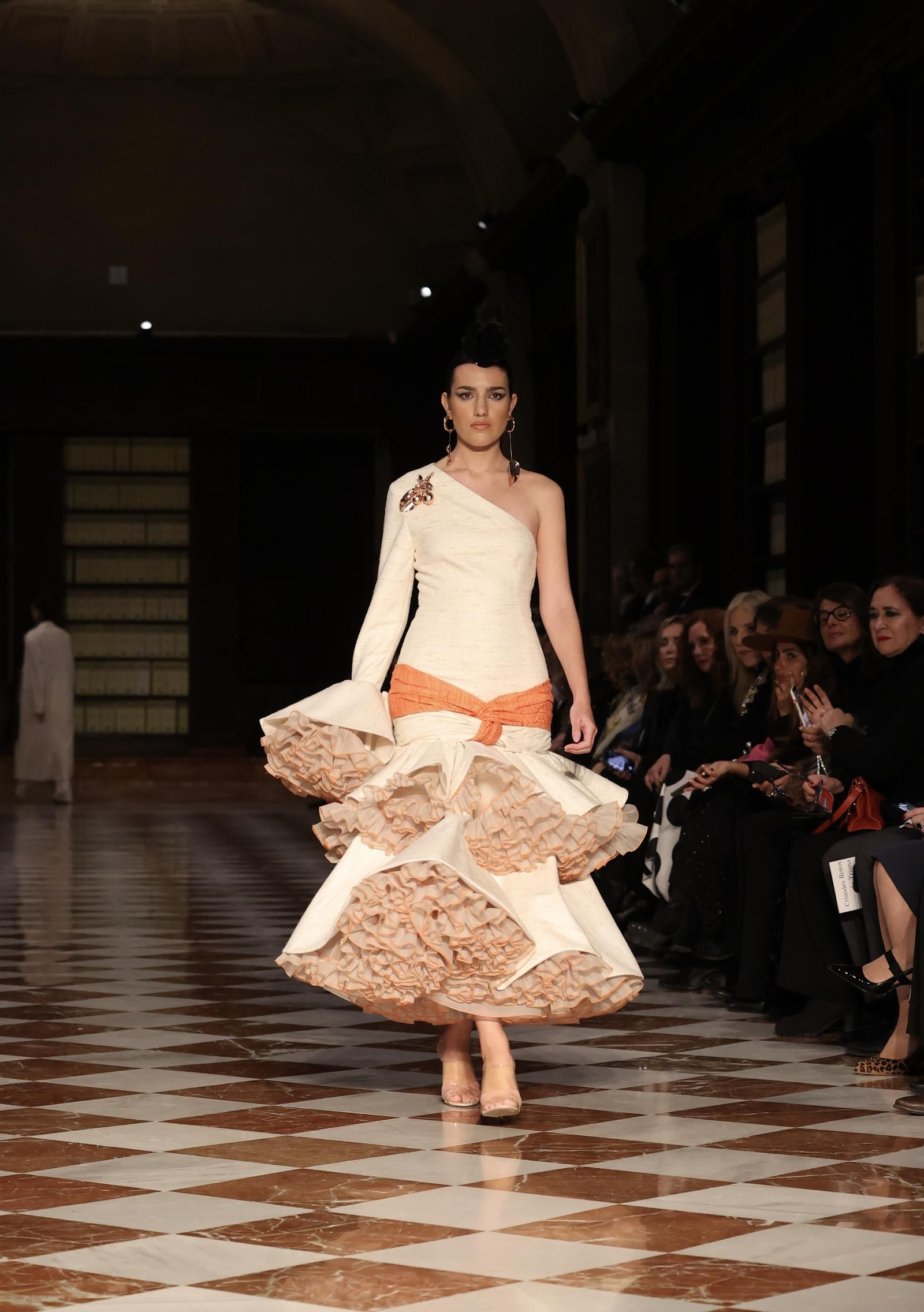 Desfile de Juana Martín en el Archivo de Indias de Sevilla