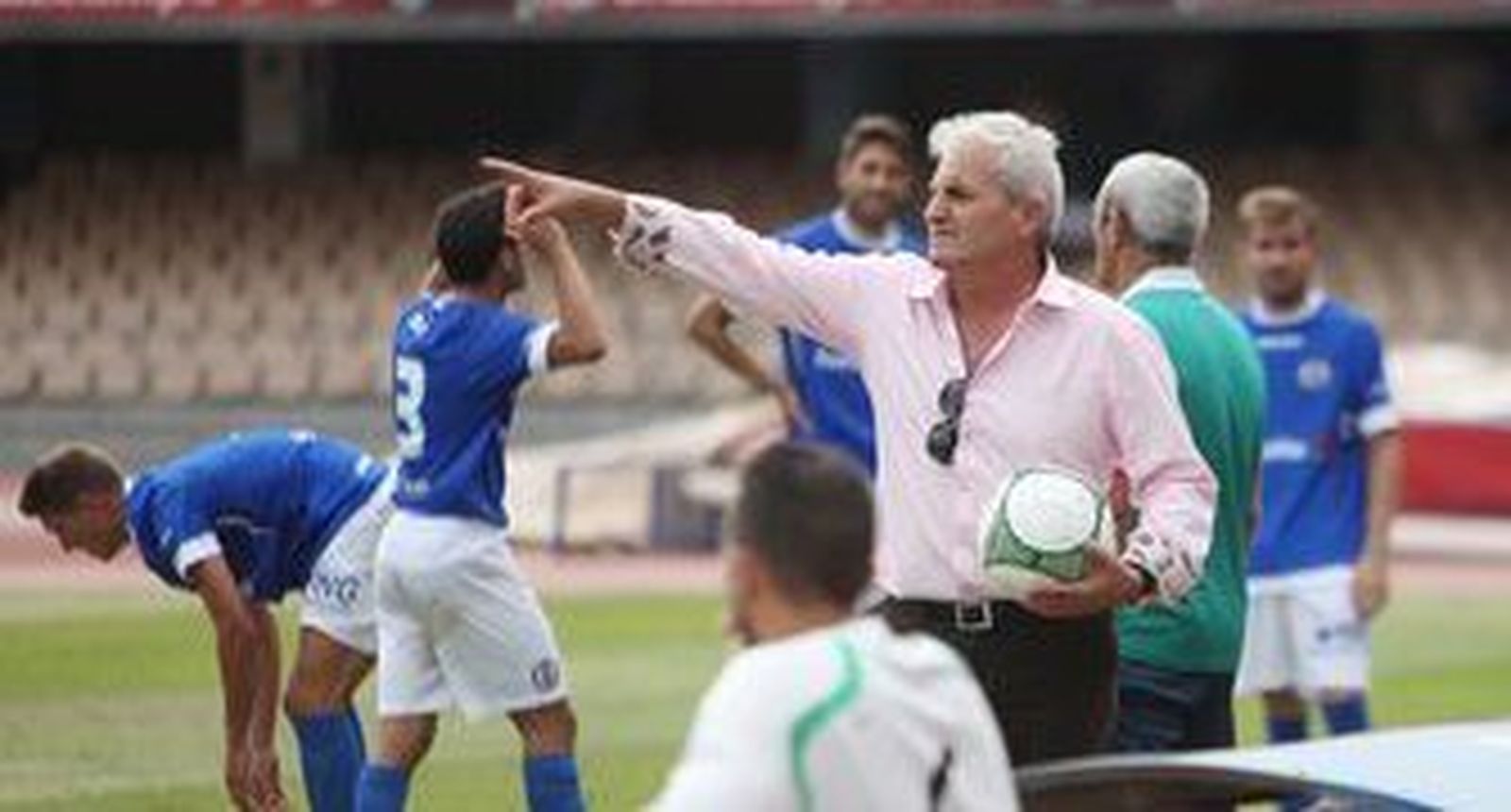 Canito, técnico del San José Obrero, sujeta un balón y hace indicaciones desde su banquillo en el partido de la primera vuelta disputado en Chapín. / V. Lobo