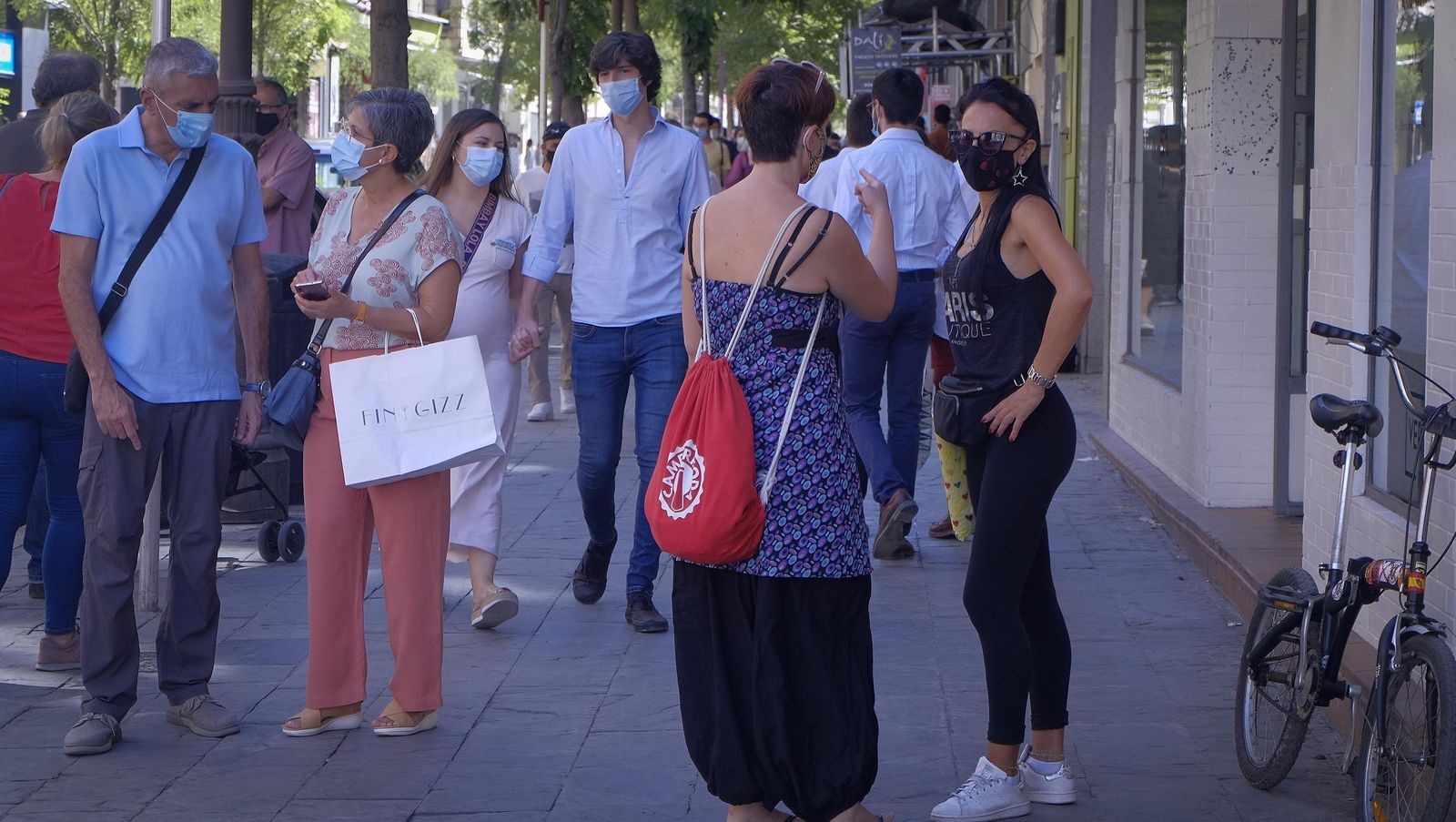 Varias personas caminan por el centro de la ciudad.