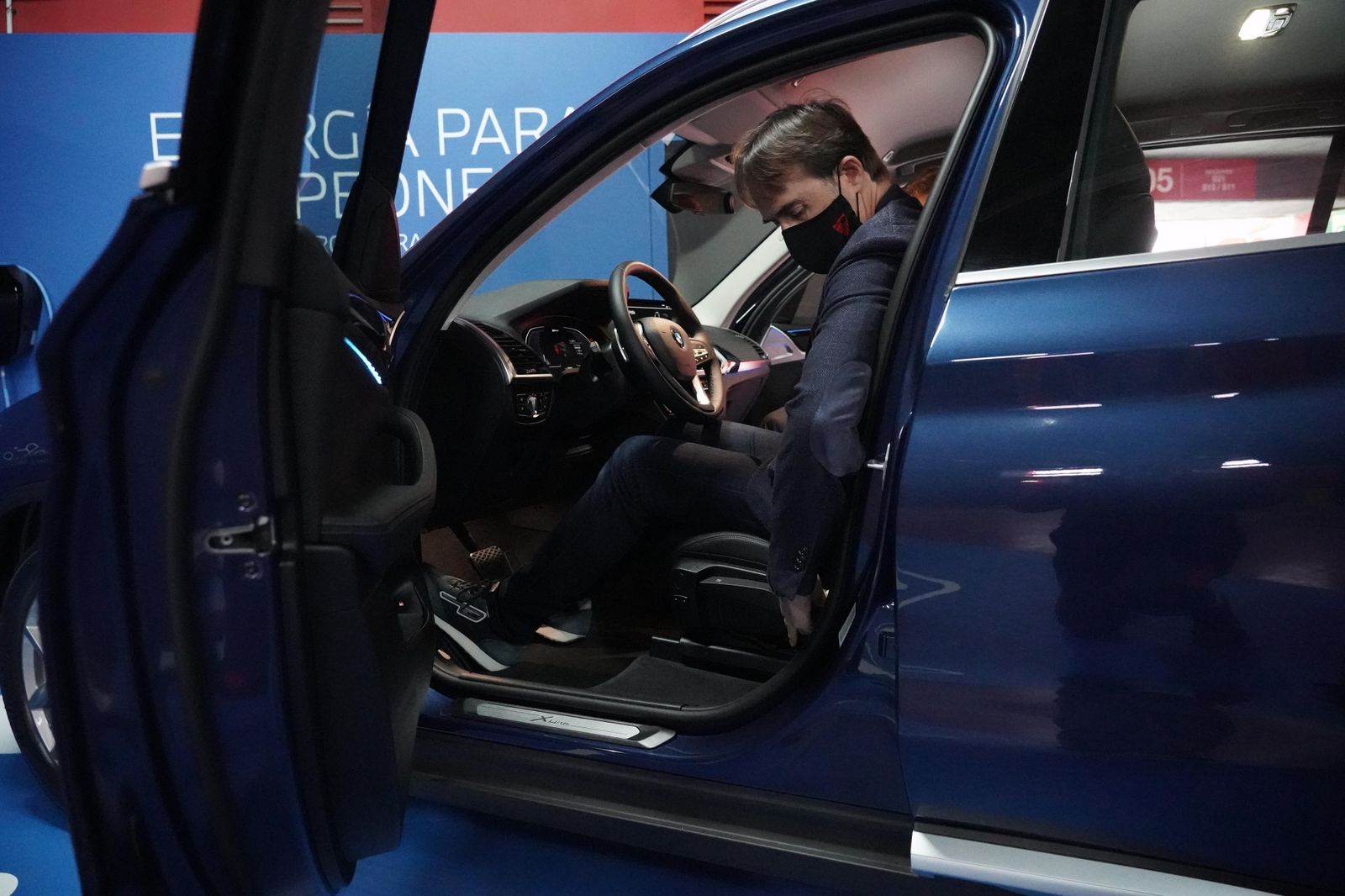 Lopetegui prueba el nuevo modelo de BMW durante la presentación de la renovación del patrocinador de vehículos.