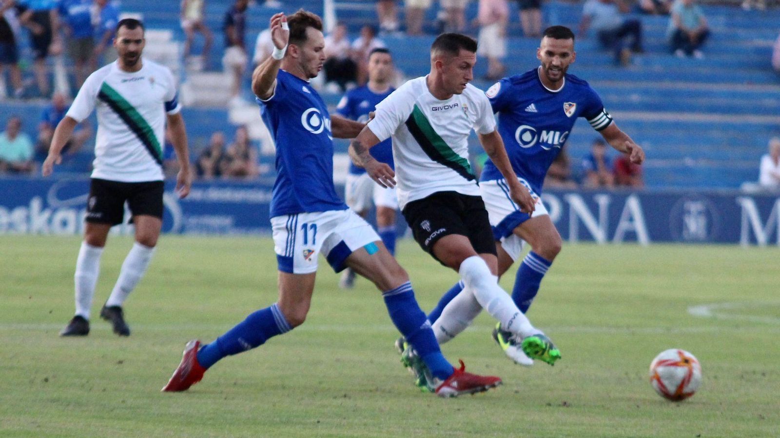 Christian Carracedo hace un pase ante la presión del Linares.