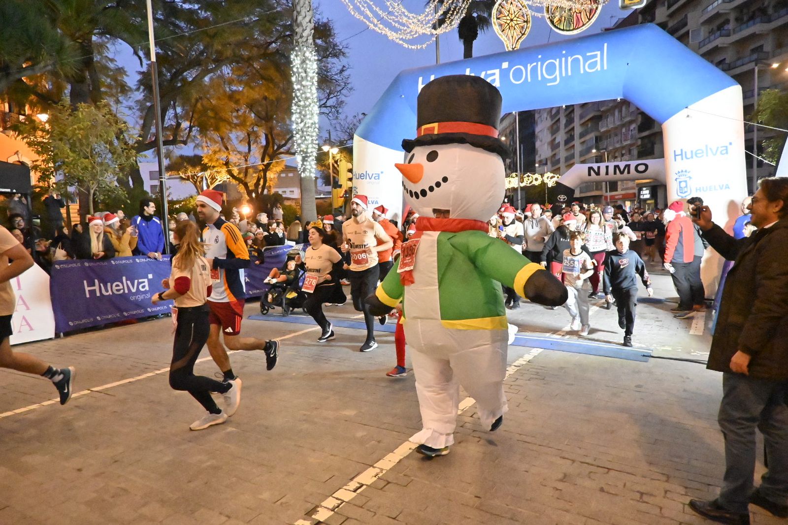 Búscate en las mejores fotografías de la San Silvestre de Huelva 2025