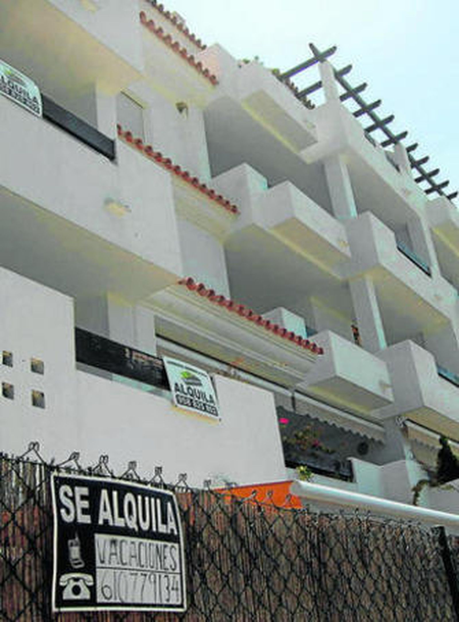 Anuncio en el que sólo se aprecia un teléfono móvil.