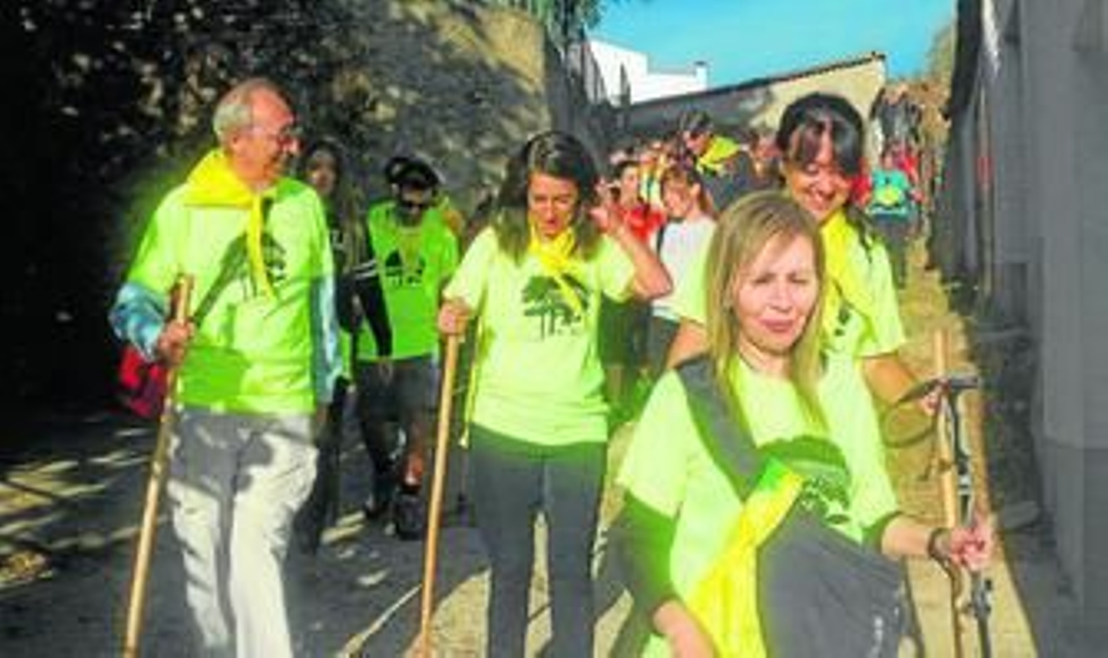Un grupo de participantes recorre un tramo de uno de los senderos.