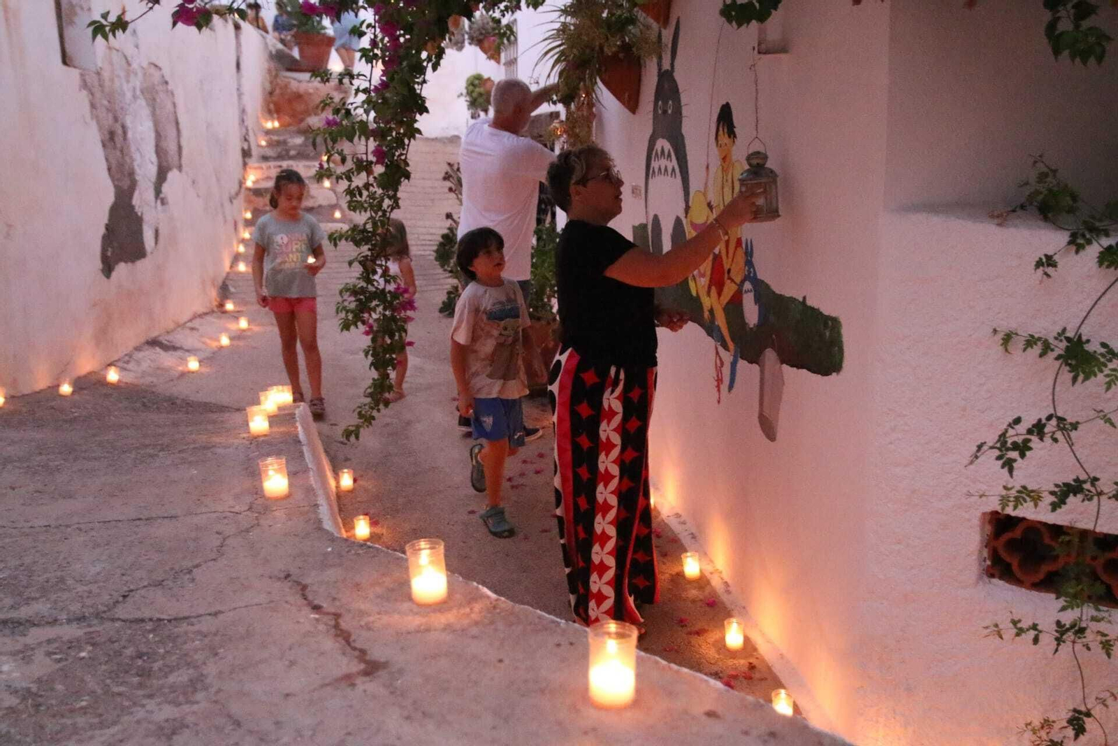 Las velas iluminan las calles de la Villa de Vícar esta noche.