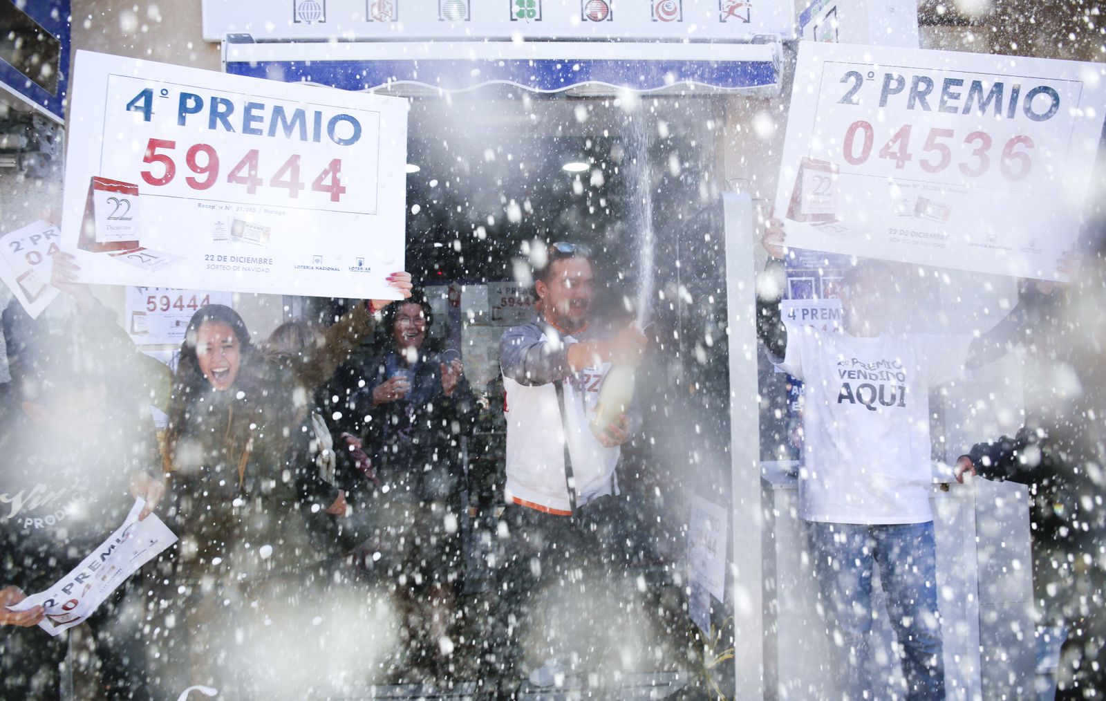 El cava corrió como la espuma en la administración de la calle Valle de Abdalajís en la capital.